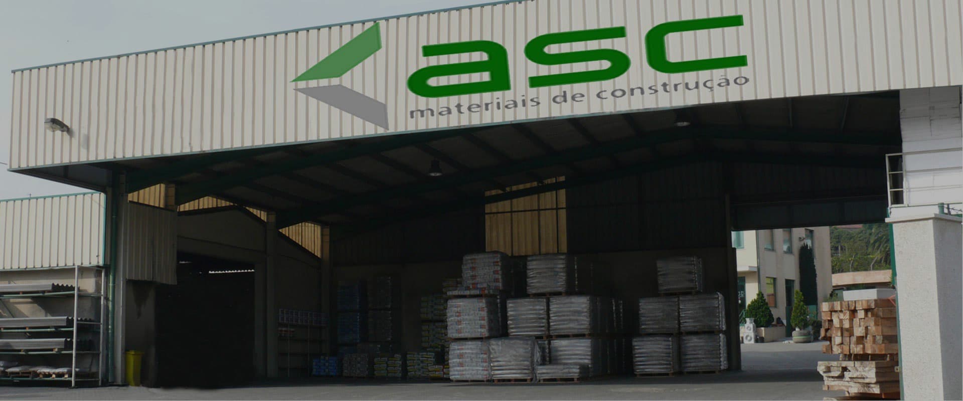 Armazém da ASC com material de construção em stock