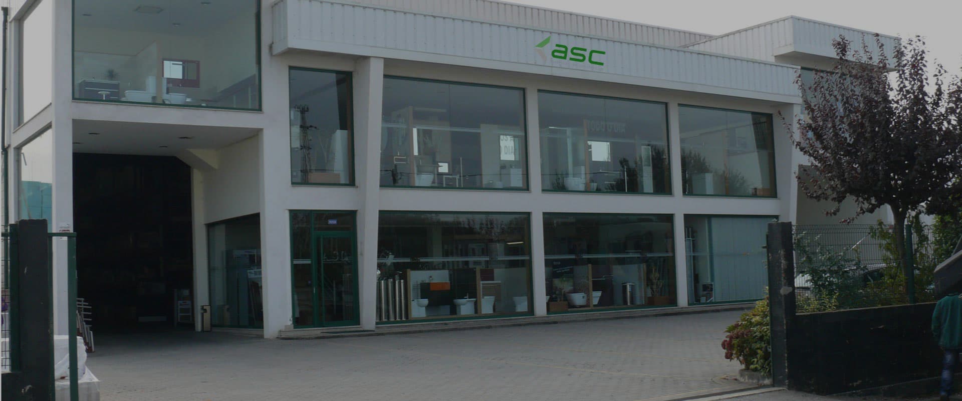 Fachada e showroom da ASC em Padim da Graça